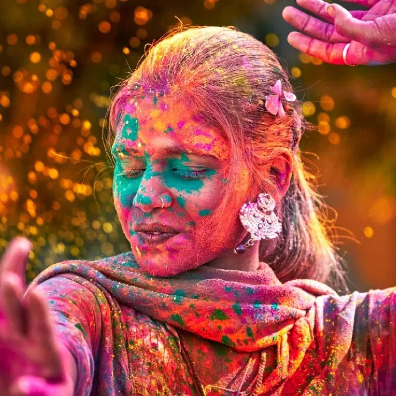 हिंदू पंचांगानुसार, होळीचा सण फाल्गुन महिन्याच्या पौर्णिमेला साजरा केला जातो. यंदा होळी येत्या 25 मार्च रोजी सोमवारी साजरी केली जाईल आणि त्याच्या दुसऱ्या दिवशी म्हणजेच 24 मार्च रोजी रविवारी रंगपंचमी खेळली जाईल. होळी या शुभ सणाच्या आधी घरातून काही गोष्टी बाहेर काढल्यास आर्थिक तंगीतून मुक्ती होऊ शकते, असं म्हणतात. घरातील अशुभ गोष्टींना होलाष्टकच्या दिवशीच घराबाहेर काढल्या पाहिजेत, असं सांगितलं जातं. या अशुभ गोष्टी कोणत्या आहेत, ते जाणून घेऊयात..