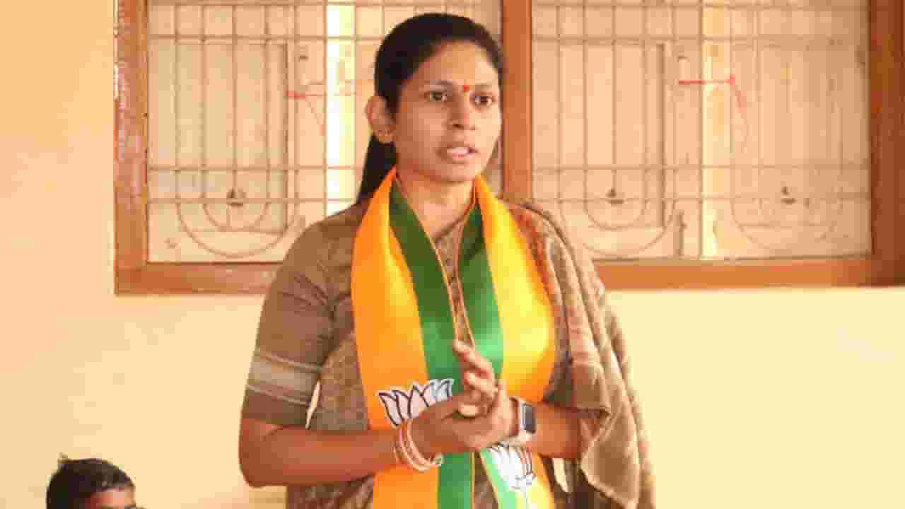 लोकसभा जिंकण्यासाठी रक्षा खडसेंनी कसली कंबर, कुटुंबसोबत नसलं तरी...