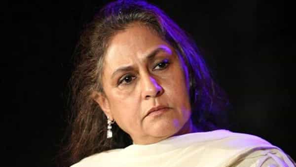जया बच्चन या नेहमीच चर्चेत असतात. जया बच्चन यांनी एक मोठा काळ चित्रपटांमध्ये गाजवला आहे. नुकताच जया बच्चन यांनी मोठा खुलासा केला. अमिताभ बच्चन यांच्या वाईट काळात त्या कशा पद्धतीने त्यांच्यासोबत होत्या, हे त्यांनी सांगितले.