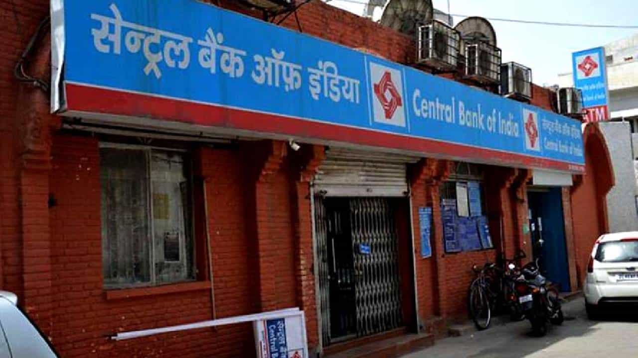 नोकरीच्या शोधात असणाऱ्यांसाठी आता नो टेन्शन. थेट सेंट्रल बँक ऑफ इंडियामध्ये नोकरी करण्याची मोठी संधी ही तुमच्याकडे आहे. सेंट्रल बँक ऑफ इंडियाकडून मेगा भरती राबवली जातंय.