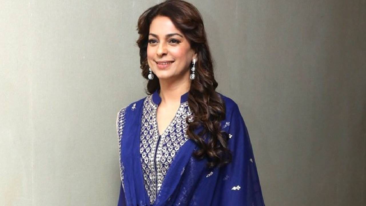 आमिर खान आपल्या करिअरच्या सुरूवातीच्या काळात बाॅलिवूड अभिनेत्रींच्या हातावर थुंकत असतं. अभिनेत्रींना भविष्य सांगतो म्हणत त्यांचा हात आपल्या हातामध्ये घेत आणि त्यांच्या हातावर थुंकत.