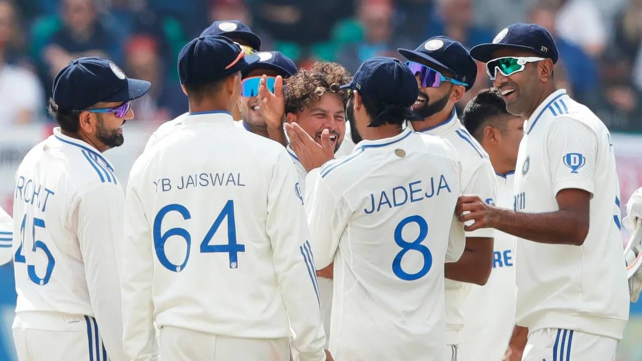 कुलदीपने कसोटी कारकिर्दीत खेळलेल्या 12 कसोटी सामन्यांमध्ये 50 बळी पूर्ण केले. भारतासाठी सर्वात जलद वेळेत 50 कसोटी बळी पूर्ण करणाऱ्या गोलंदाजांमध्ये तो संयुक्त पाचवा ठरला आहे.