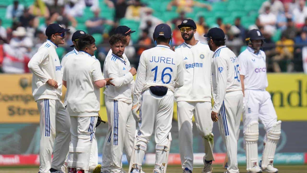भारत इंग्लंड यांच्यात पाचवा कसोटी सामना धर्मशाळा येथे सुरु आहे. पहिल्या दोन दिवसातच भारताने या कसोटी सामन्यावर मजबूत पकड मिळवली आहे. तसेच इंग्लंडने केलेल्या 218 धावांचा पल्ला गाठून पुढे निघाला आहे. त्यामुळे इंग्लंडपुढे मोठं आव्हान उभ राहील यात शंका नाही. या सामन्यात इंग्लंडची हवा गूल करण्यात खरा हात कुलदीप यादवचा होता.