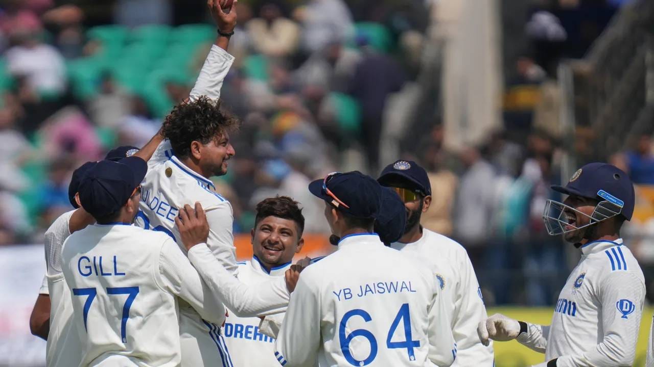 कसोटी क्रिकेटमध्ये सर्वात कमी चेंडूत 50 विकेट घेणारा गोलंदाज ठरला आहे. कसोटीत चौथ्यांदा पाच गडी बाद करण्याचा विक्रम केला. तसेच विकेट्सचं अर्धशतकही पूर्ण केलं आहे.