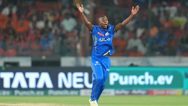 17 वर्षीय क्वेना माफाकाला मुंबई इंडियन्सने सनरायझर्स हैदराबादविरुद्ध पदापर्णाची संधी दिली. आयपीएल इतिहासात तिसरा सर्वात कमी वयाचा विदेशी खेळाडू ठराल आहे. इतकंच काय तर त्याच्या हाती पहिला चेंडू सोपवला.