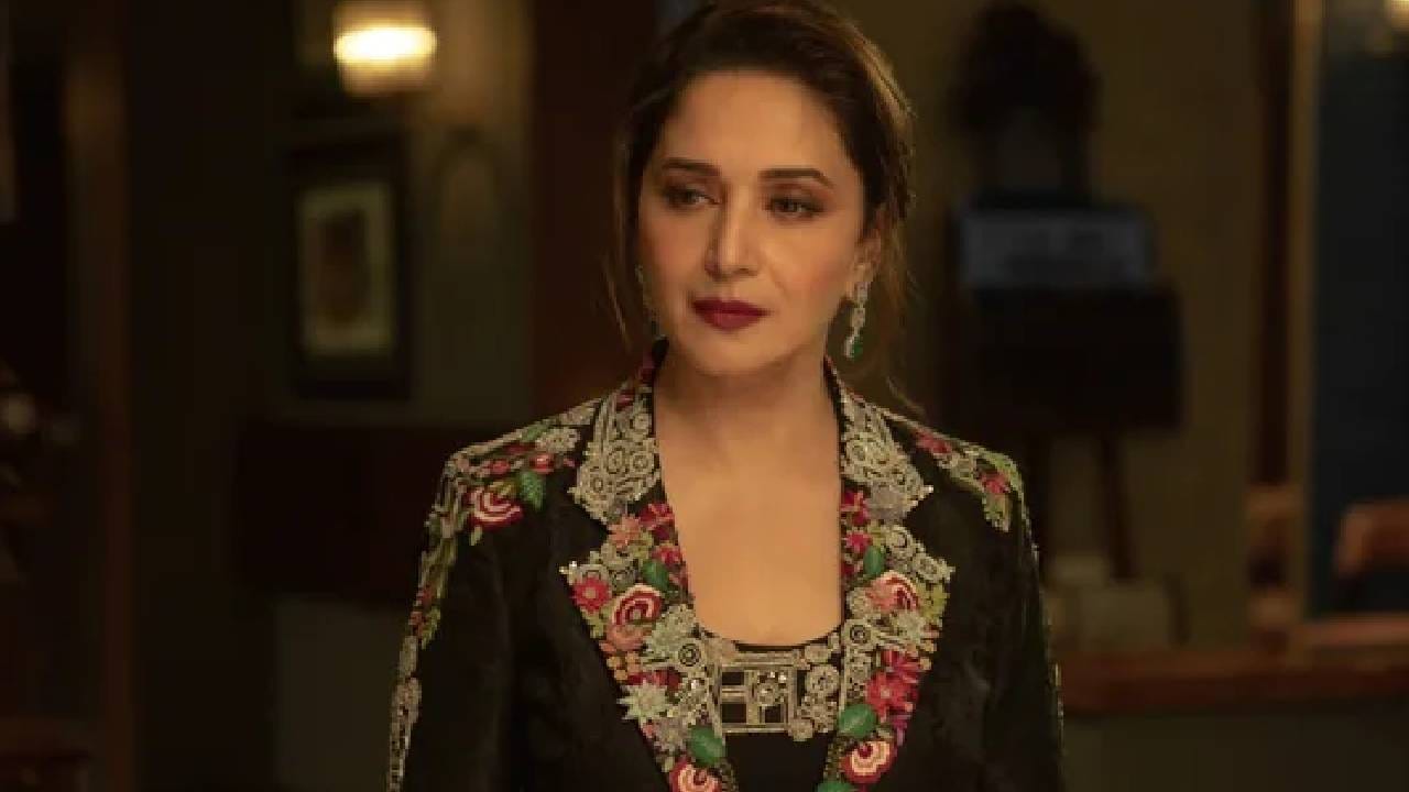 चित्रपटाच्या सेटवर आमिर खानने जूही चावलाचा हात आपल्या हातामध्ये घेतला आणि तिच्या हातावर थुंकला. या प्रकारानंतर जूही चावलाचा पारा चांगलाच चढवा. यानंतर काही वर्षे जूही चावला ही आमिर खानसोबत बोलत देखील नव्हती.