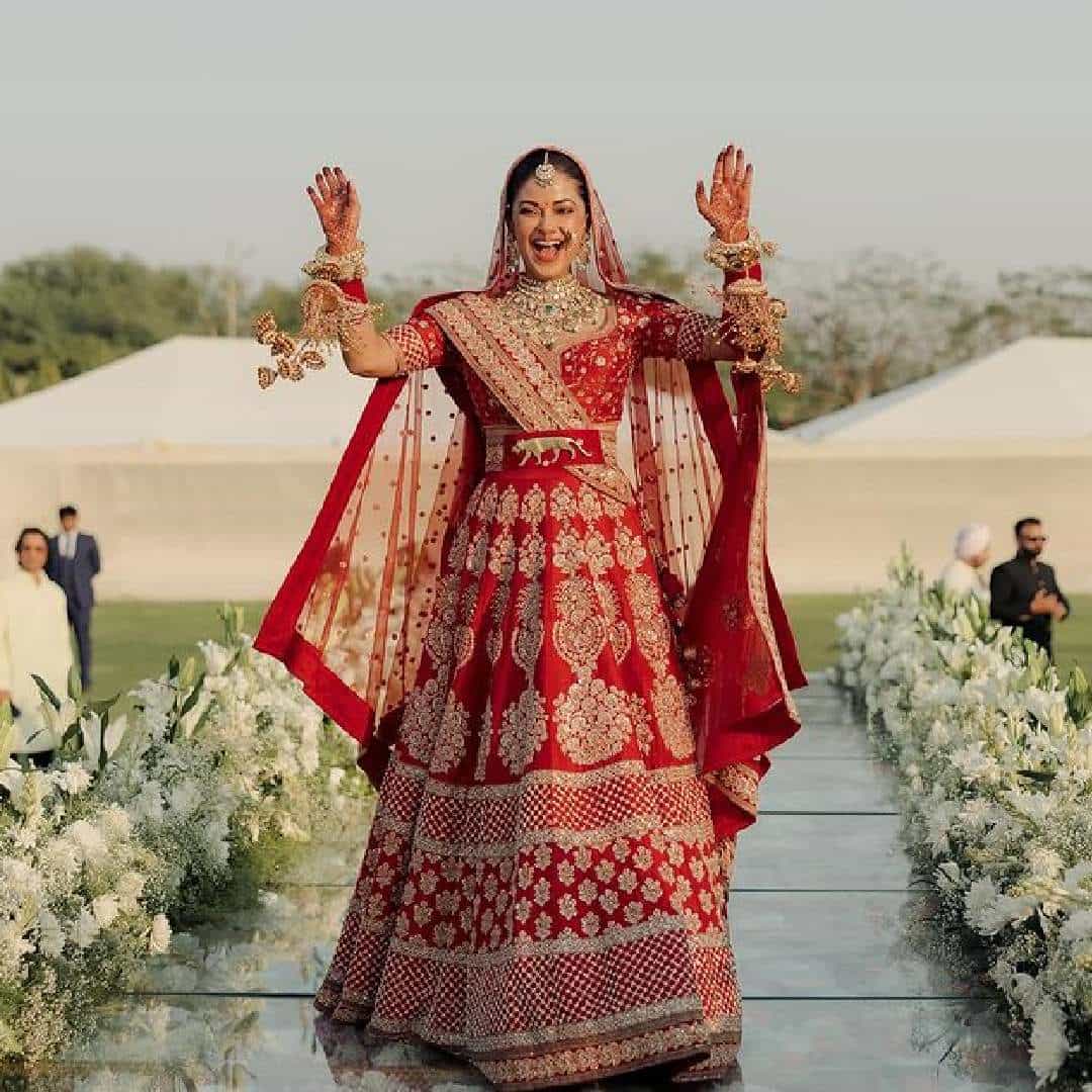 बॉलिवूडची 'देसी गर्ल' अर्थात अभिनेत्री प्रियांका चोप्राची चुलत बहीण आणि अभिनेत्री मीरा चोप्राने नुकतीच लग्नबंधनात अडकली. बिझनेसमन रक्षित केजरीवालशी तिने लग्न केलंय. जयपूरमध्ये 12 मार्च रोजी धूमधडाक्यात हा लग्नसोहळा पार पडला.