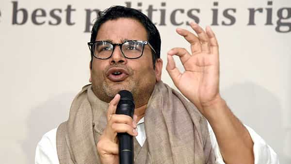 मुंबई | 19 मार्च 2024 : प्रशांत किशोर... भारतीय राजकारणाची जान असणारे रणनितीकार... भारतीय राजकारणात टिकून राहण्यासाठी, स्वत: ठस उमटवण्यासाठी काय करता येईल? निवडणुका जिंकण्यासाठी कोणती पावलं उचलावीत? यासाठी प्रशांत किशोर यांनी राजकीय पक्षांसोबत त्यांनी काम केलं आहे.