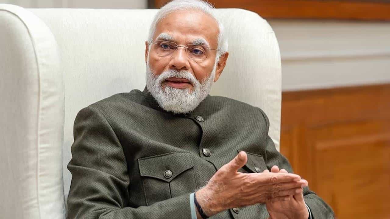 आगामी लोकसभेच्या निवडणुकीसाठी सर्व पक्ष तयारी करत आहे. अद्याप निवडणूकीच्या तारखी काही जाहीर झाल्या नाहीत. मात्र भाजपला सत्तेतून घालवण्यासाठी विरोधकांनी एकत्र येत इंडिया आघाडी केली आहे. अशातच शनिवारी भाजपकडून लोकसभा निवडणूकीच्या उमेदवारांची पहिली उमेदवारी जाहीर करण्यात आली आहे.