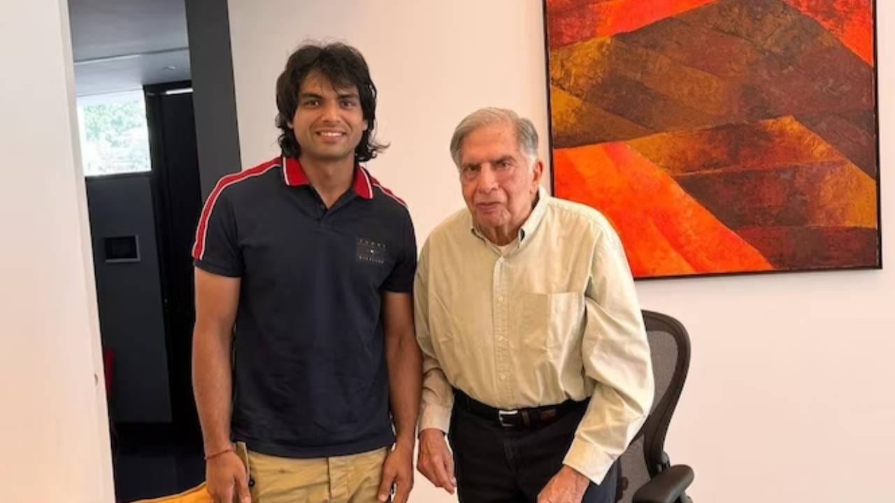 नीरज चोप्राने फोटो शेअर करताना, प्रेरणेचे खरे स्त्रोत असलेल्या रतन टाटा सरांना भेटण्याची संधी मिळाल्याचं कॅप्सशनमध्ये म्हटलं आहे. नीरज चोप्रा आणि रतन टाटा यांचे फोटो सोशल मीडियावर व्हायरल झाले आहेत.
