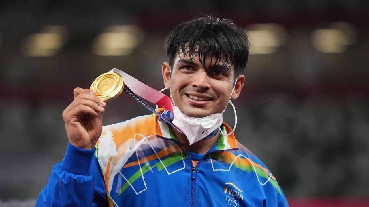 गोल्डन थ्रो करत देशाला गोल्ड मेडल मिळवून देणारा नीरज चोप्रा कायम चर्चेत असलेला पाहायला मिळतो. अशातच परत एकदा नीरज चर्चेत आलाय. प्रसिद्ध उद्योगपती रतन टाटा यांची नीरज चोप्राने भेट घेतली आहे. सोशल मीडियावर फोटो शेअर करत नीरज याने याबाबत माहिती दिली आहे.