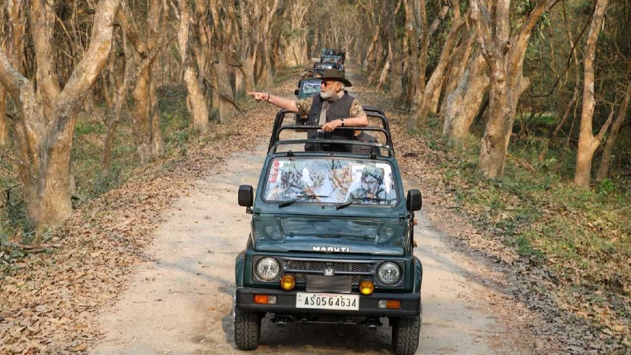 पंतप्रधान नरेंद्र मोदी यांनी ओपन जीपमधून जंगलसफारीचा आनंद लुटला. यावेळी जंगलातील प्राण्यांविषयी माहिती घेतली. नव्यप्राण्यांचं जीवन कसं असतं? याविषयी त्यांनी जाणून घेतलं. 