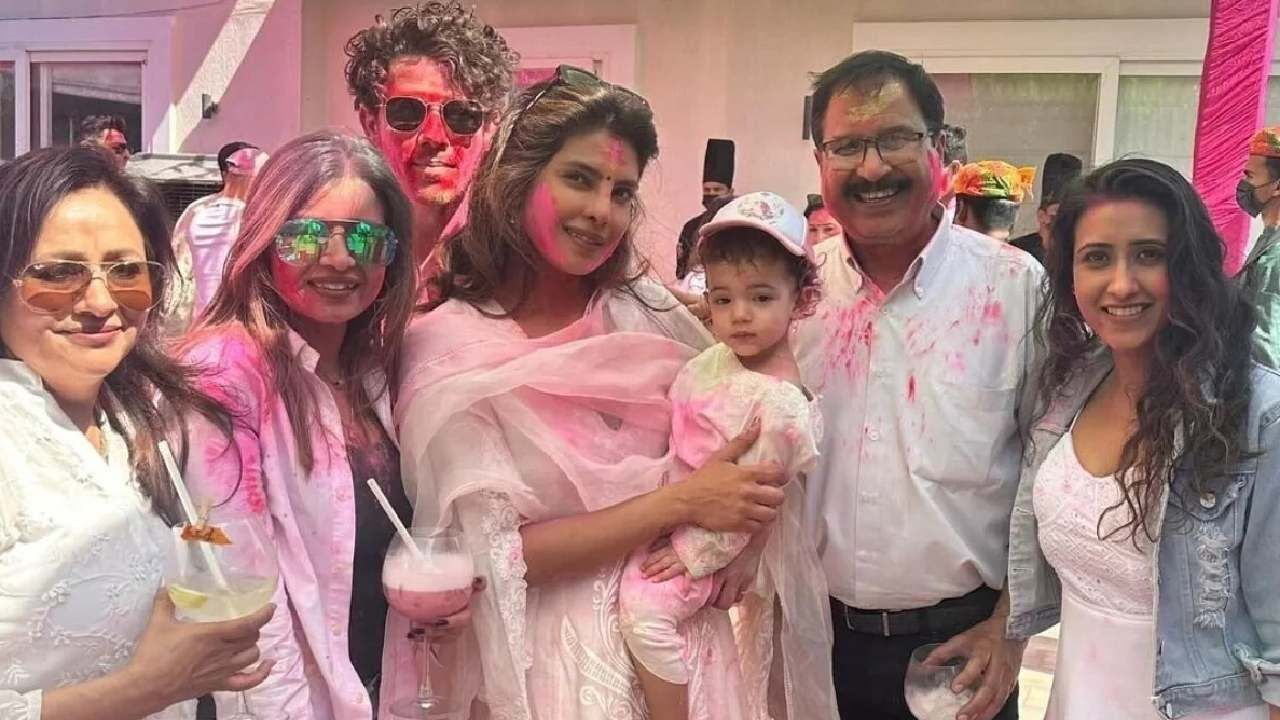 प्रियांका-निकने लेक मालतीसह पहिल्यांदाच भारतात साजरी केली होळी प्रियांका-निकने लेक मालतीसह पहिल्यांदाच भारतात साजरी केली होळी