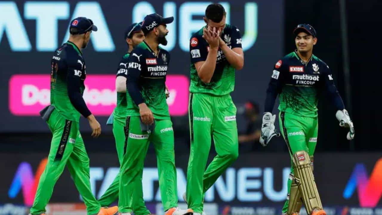 इंडियन प्रीमियर लीग स्पर्धेत तीन रंगांवर बंदी घालण्यात आली आहे. बीसीसीआयने स्पर्धेत सहभागी असलेल्या दहाही फ्रेंचायसींना याबाबत सक्त ताकीद दिली आहे. त्यामुळेच काही संघांच्या जर्सीत महत्त्वपूर्ण बदल करण्यात आला आहे.