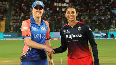 WPL 2024, MI vs RCB : रॉयल चॅलेंजर्स बंगळुरुचा आज होणार फैसला, नाणेफेकीचा कौल जिंकत घेतली गोलंदाजी