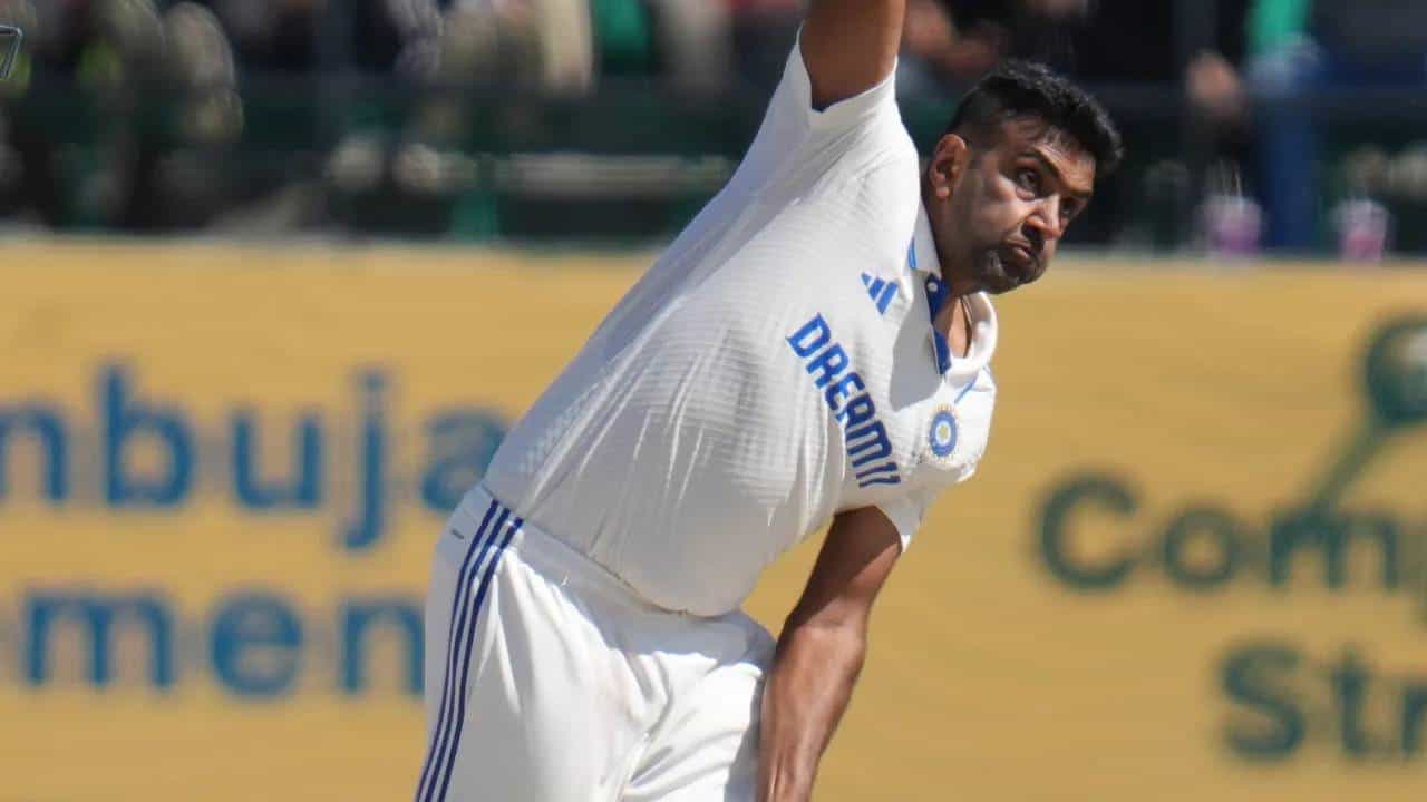 भारताने पाचवा कसोटी सामना जिंकल्यात जमा आहे. पाचव्या सामन्याच्या दुसऱ्या डावात आर अश्विनने कमाल केली. इंग्लंडचा निम्मा संघ तंबूत पाठवला आणि विजयावर मोहोर उमटवली.