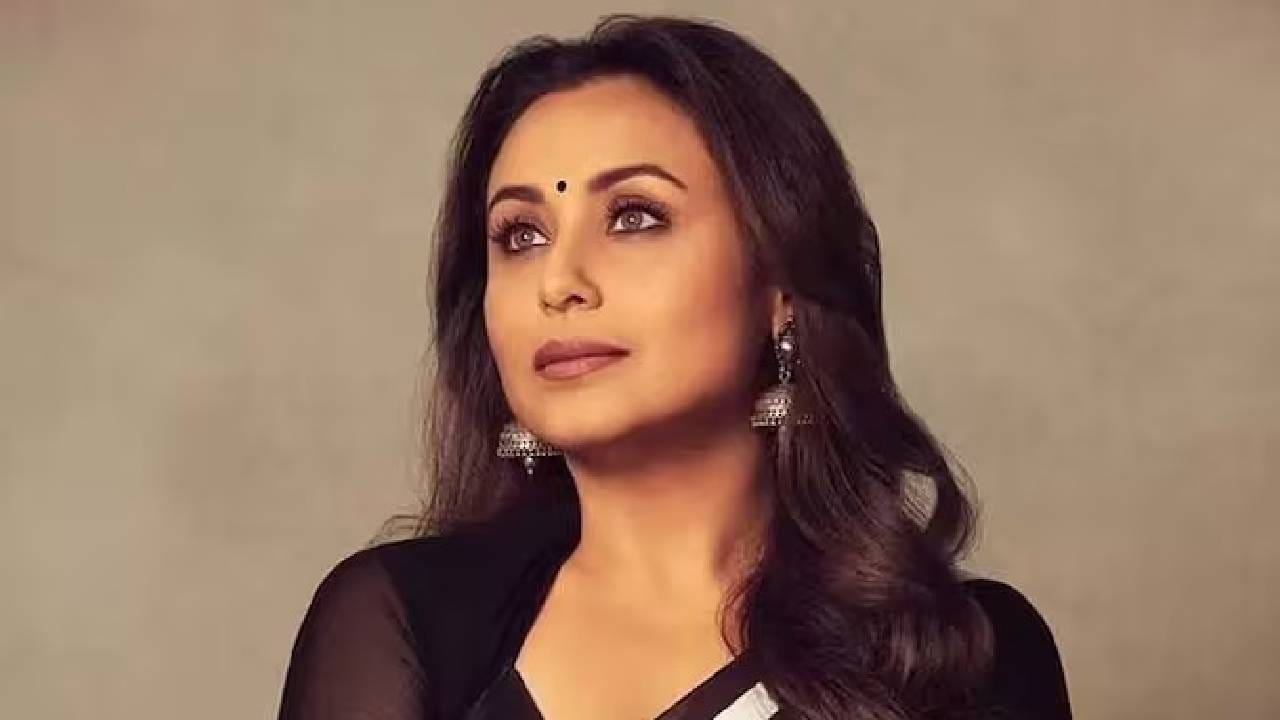 नुकताच अभिनेत्री राणी मुखर्जी हिने मोठा खुलासा केलाय. आपल्या वेदना सांगताना यावेळी राणी मुखर्जी ही दिसली आहे. सात वर्षांनी गर्भधारणा आणि त्यानंतर घडलेल्या गोष्टींबद्दल बोलताना राणी मुखर्जी दिसली.
