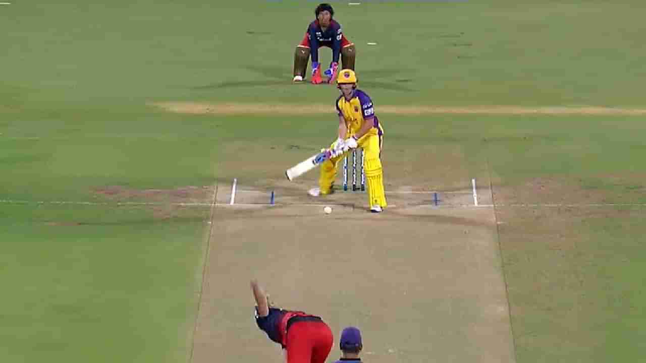 RCB vs UPW, Video : ग्रेस हॅरिसला तो शॉट खेळणं पडलं महागात, रिचा घोषच्या जाळ्यात सहज अडकली