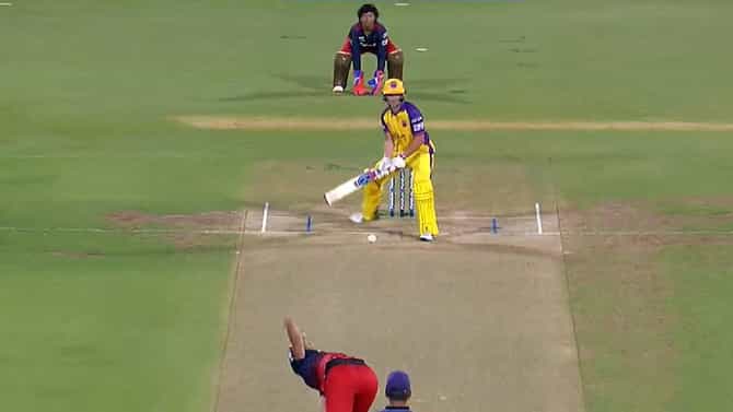 RCB vs UPW, Video : ग्रेस हॅरिसला तो शॉट खेळणं पडलं महागात, रिचा घोषच्या जाळ्यात सहज अडकली
