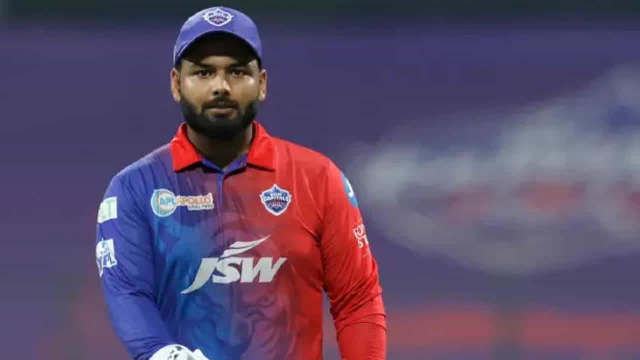 टीम इंडियाचा लढवय्या खेळाडू ऋषभ पंत अपघातानंतर आता कमबॅक करत आहे. अपघातानंतर त्याने मेहनत घेत परत एकदा स्वत:ला क्रिकेट खेळण्यासाठी तयार केलं आहे.