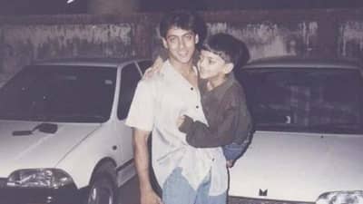 सलमानच्या कडेकर असलेल्या या मुलाला ओळखलंत का? भाईजानच्याच अभिनेत्रीला करतोय डेट