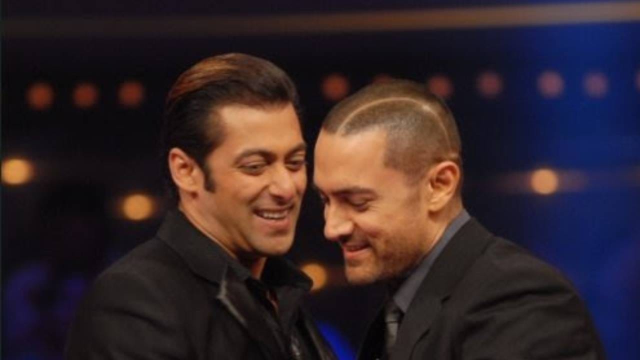 सलमान खानच्या 'दस का दम शो'मध्ये बोलताना आमिर खान म्हणाला की, मी ज्या अभिनेत्रींच्या हातावर थुंकलो त्या अभिनेत्री करिअरमध्ये यशस्वी ठरल्या, हे मजाकमध्ये बोलताना आमिर खान दिसला.