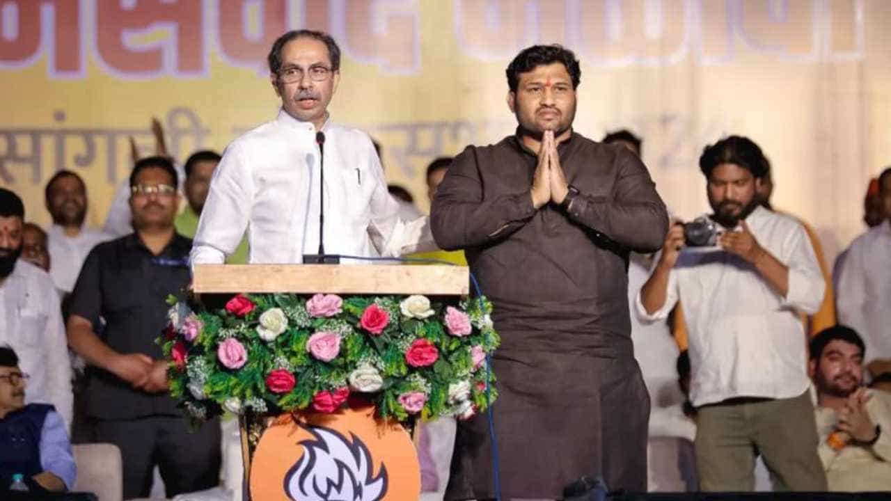 सांगलीच्या जागेवरून डबल महाराष्ट्र केसरी चंद्रहार पाटील हे शिवसेना ठाकरे गटाचे उमेदवार असणार आहेत. आज सकाळी शिवसेना ठाकरे गटाने उमेदवारांची यादी जाहीर केली. यात चंद्रहार पाटील यांचं नाव आहे.