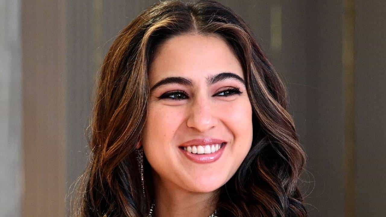 सारा अली खान हे कायमच चर्चेत असणारे एक नाव आहे. सारा अली खानची सोशल मीडियावर जबरदस्त अशी फॅन फाॅलोइंग ही बघायला मिळते. सारा अली खानने नुकताच एक अत्यंत मोठा खुलासा केलाय.