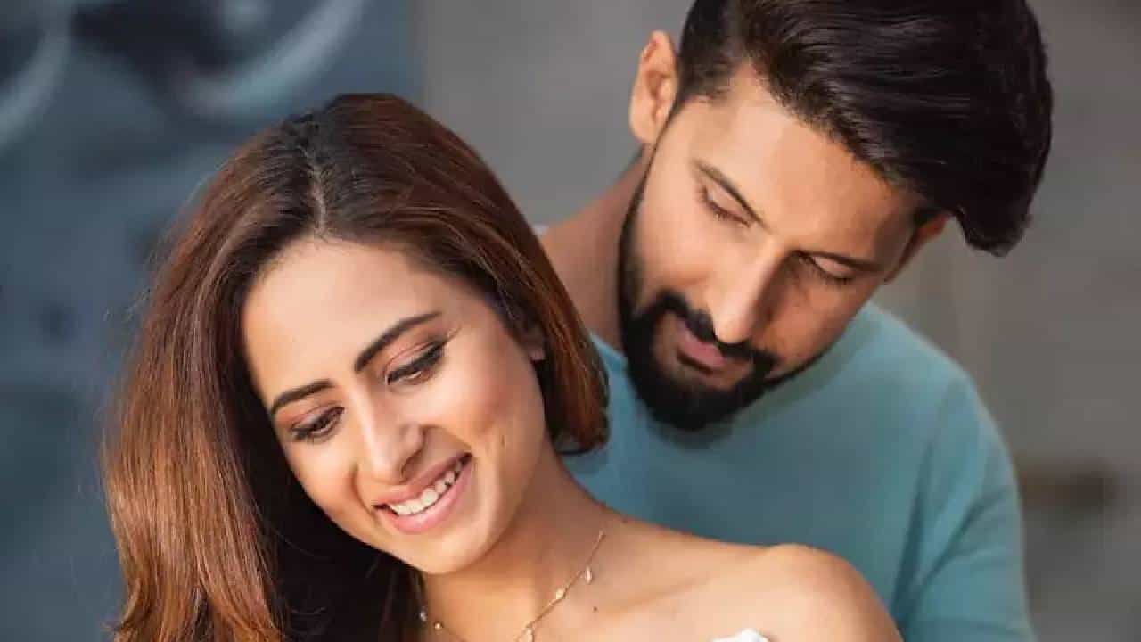अभिनेता रवी दुबे आणि अभिनेत्री सरगुन मेहता ही कायमच चर्चेत असणारी जोडी आहे. रवी दुबे याची सोशल मीडियावर जबरदस्त अशी फॅन फाॅलोइंग ही बघायला मिळते.
