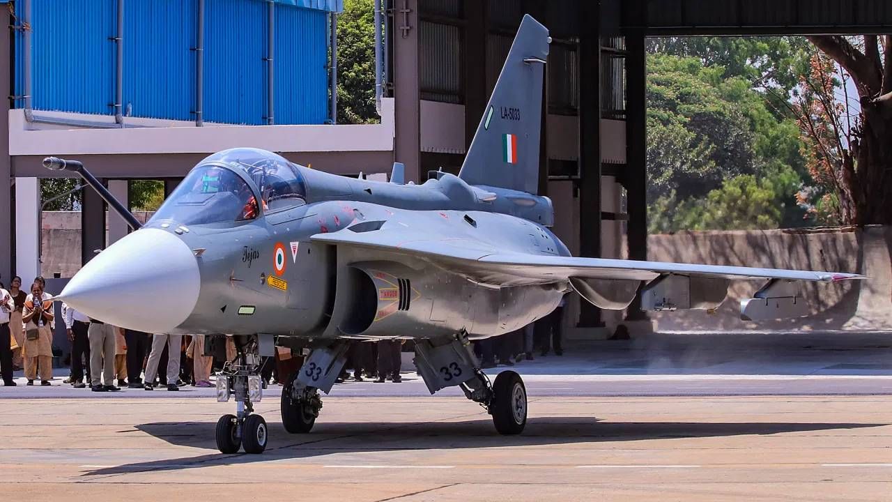 Tejas MK 1A : चीन-पाकिस्तान नादाला नका लागू, तेजसच्या घातक एडवांस वर्जनची यशस्वी चाचणी Tejas MK 1A : चीन-पाकिस्तान नादाला नका लागू, तेजसच्या घातक एडवांस वर्जनची यशस्वी चाचणी