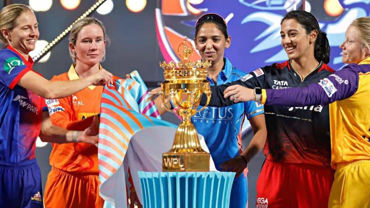 वुमन्स प्रीमियर लीग स्पर्धेतील साखळी फेरीचे सामने संपले आहेत. युपी वॉरियर्स आणि गुजरात जायंट्स यांचं स्पर्धेतील आव्हान संपुष्टात आलं आहे. आता टॉप 3 संघात आता जेतेपदासाठी चुरस आहे. बाद फेरीनंतर अंतिम फेरीचा सामना होणार आहे.