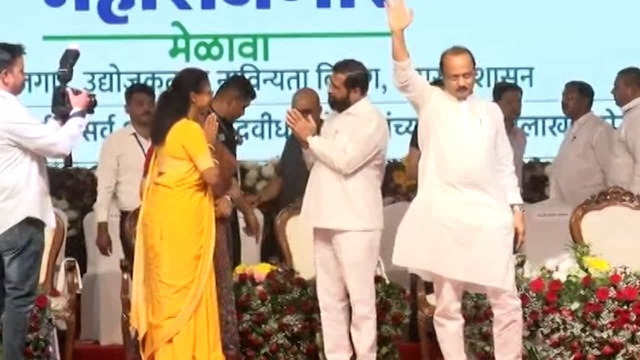 नमो महारोजगार मेळावा : सुप्रिया सुळेंनी दादांकडे न पाहता सर्वांची विचारपूस केली