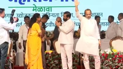 नमो महारोजगार मेळावा : सुप्रिया सुळेंनी दादांकडे न पाहता सर्वांची विचारपूस केली