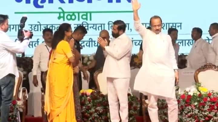 नमो महारोजगार मेळावा : सुप्रिया सुळेंनी दादांकडे न पाहता सर्वांची विचारपूस केली नमो महारोजगार मेळावा : सुप्रिया सुळेंनी दादांकडे न पाहता सर्वांची विचारपूस केली