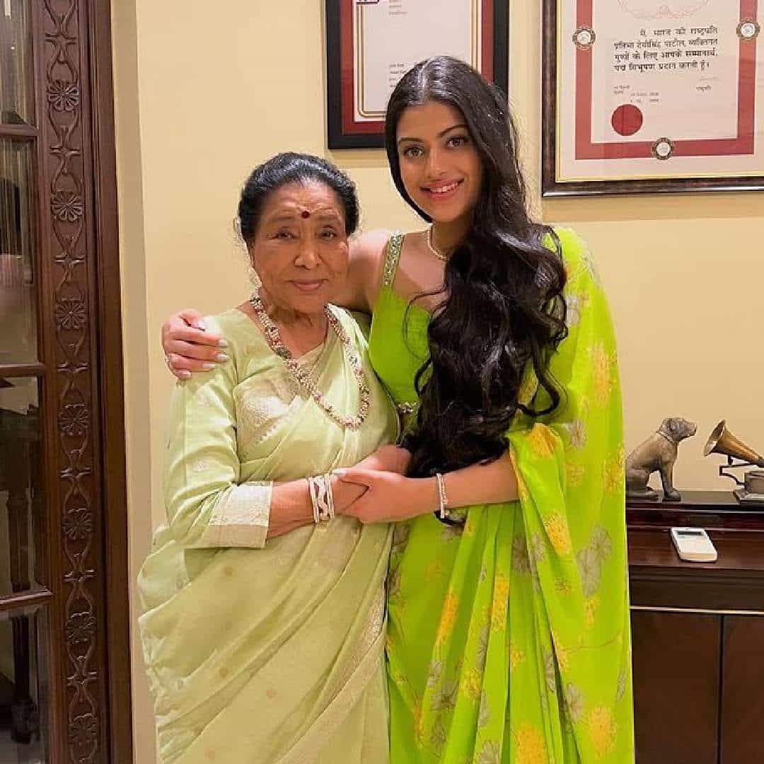 ज्येष्ठ गायिका आशा भोसले यांची नात जनाई भोसले बॉलिवूडमध्ये पदार्पण करण्यासाठी सज्ज झाली आहे. निर्माता संदीप सिंह यांच्या 'छत्रपती शिवाजी महाराज' या चित्रपटातून ती अभिनयक्षेत्रात पहिलं पाऊल टाकणार आहे. या चित्रपटात ती छत्रपती शिवाजी महाराज यांची पत्नी सईबाई भोसलेंची भूमिका साकारणार आहे.