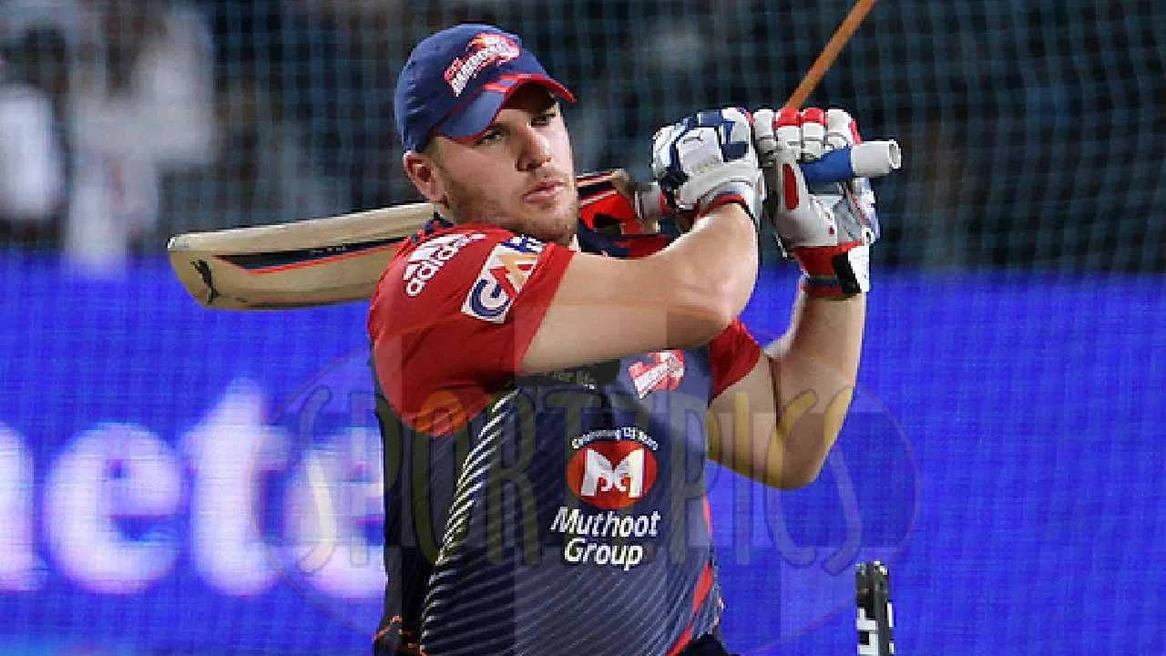 एरॉन फिंच 2011 ते 2012 या कालावधीत दिल्ली डेअयरडेविल्ससाठी खेळला. दिल्लीसाठी त्याने एकूण 8 सामने खेळले.