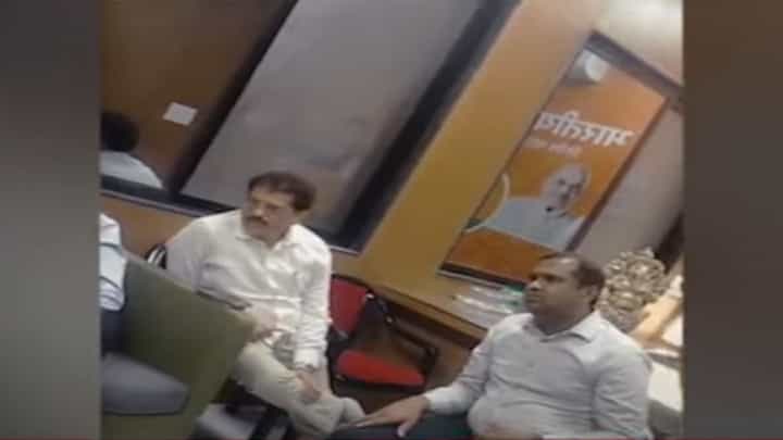 गिरीश महाजनांसमोर रक्षा खडसे अन् पदाधिकाऱ्यांमध्ये खडाजंगी, व्हिडीओ व्हायरल; काय बिनसलं? गिरीश महाजनांसमोर रक्षा खडसे अन् पदाधिकाऱ्यांमध्ये खडाजंगी, व्हिडीओ व्हायरल; काय बिनसलं?