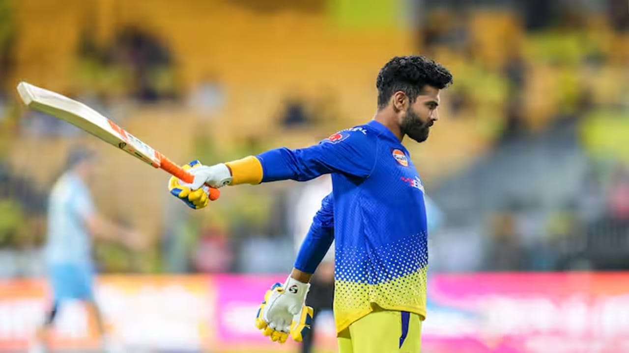 आयपीएलच्या 17 व्या मोसमातील सलामीचा सामना 22 मार्च रोजी खेळवण्यात येणार आहे. सीएसके विरुद्ध आरसीबी या सामन्यात आमनेसामने असणार आहेत. त्याआधी जडेजावर नक्की कोणत्या कारणामुळे कारवाई करण्यात आली होती, हे जाणून घेऊयात.