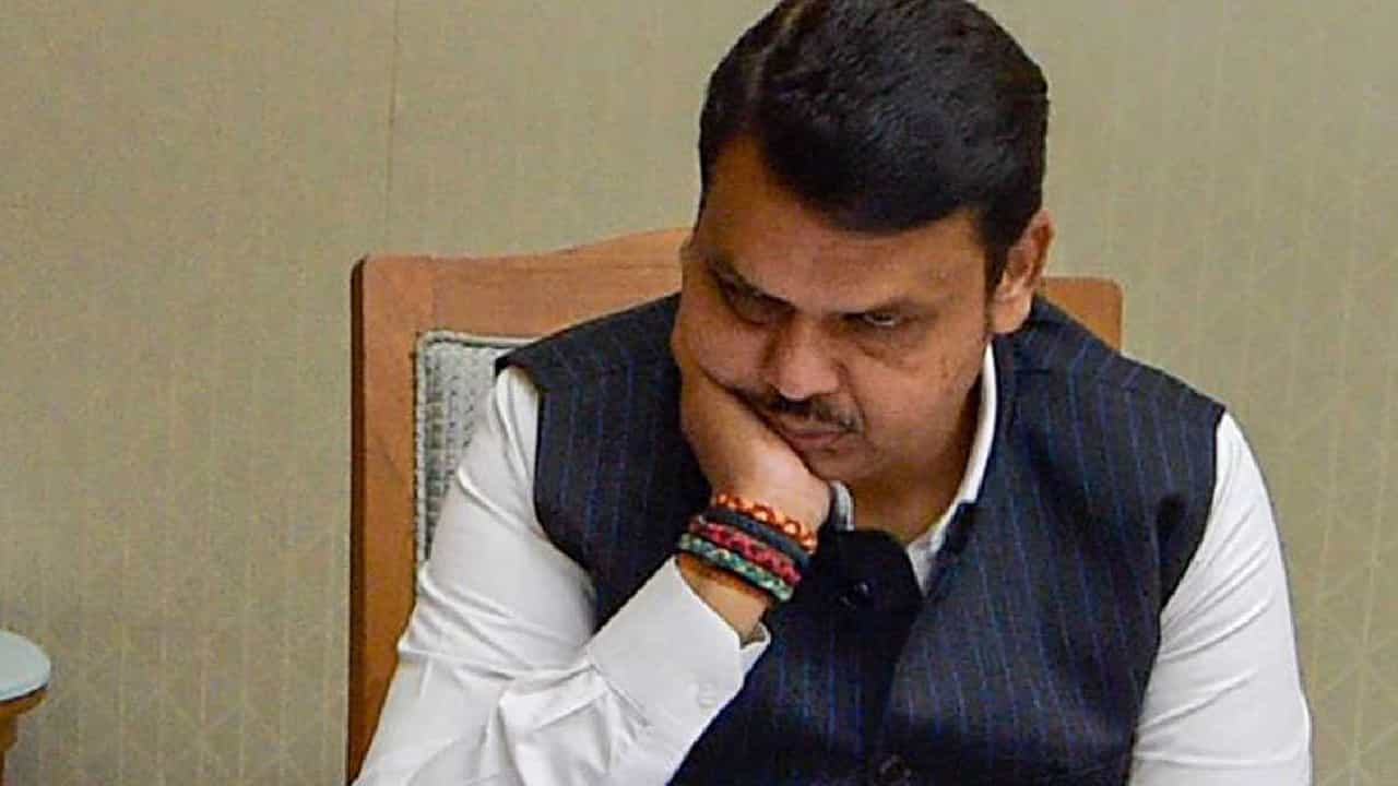 Devendra Fadnavis : देवेंद्र फडणवीसांनी पराभव केला मान्य अन् घेतला धक्कादायक निर्णय; म्हणाले, मला मुक्त...