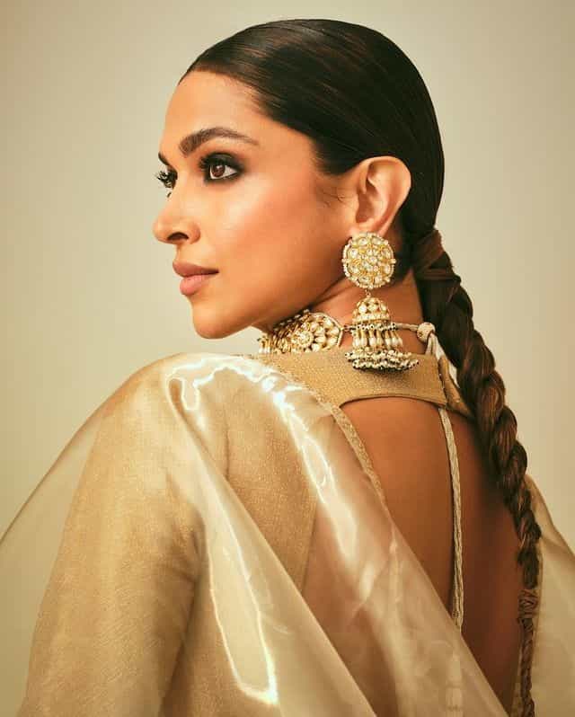 अभिनेत्री दीपिका पादुकोण (Deepika Padukone) हिने आता काही फोटो सोशल मीडियावर पोस्ट केले आहेत. पारंपरिक लूकमध्ये अभिनेत्री प्रचंड सुंदर दिसत आहे.