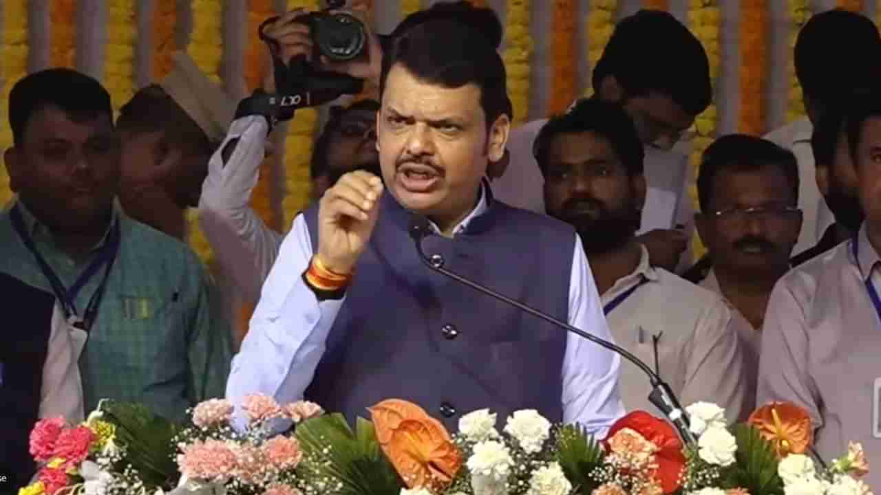 Devendra Fadnavis : संविधान बदलण्याची चर्चा, प्रचारावर देवेंद्र फडणवीस यांचं थेट, स्पष्ट उत्तर