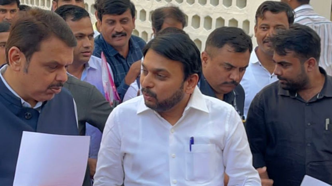 काँग्रेस आमदार धावत-धावत फडणवीसांच्या भेटीला, देवेंद्र म्हणाले, थांब तुझाही मुहूर्त लवकरच काँग्रेस आमदार धावत-धावत फडणवीसांच्या भेटीला, देवेंद्र म्हणाले, थांब तुझाही मुहूर्त लवकरच