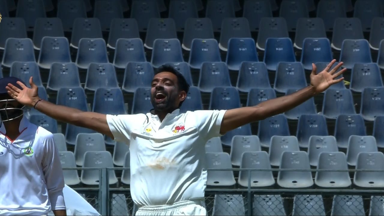 मुंबईचा अनुभवी गोलंदाज आणि अखेरचा सामना खेळत असलेल्या धवल कुलकर्णी याने विदर्भाची 10 वी आणि विजयी विकेट घेतली. धवलने अशाप्रकारे आपल्या कारकीर्दीचा अविस्मरणीय शेवट केला.