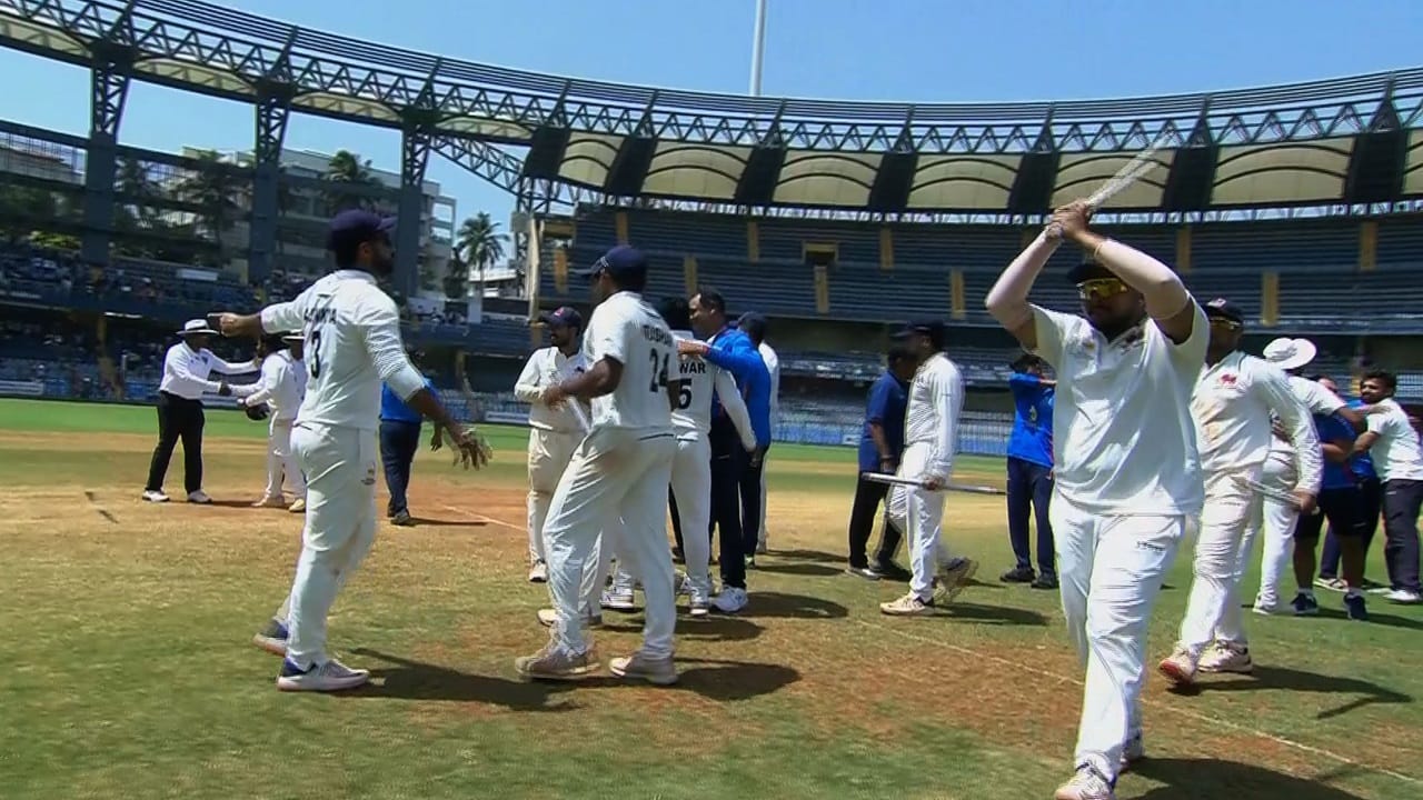 धवलने या सामन्यात एकूण 4 विकेट्स घेतल्या. धवलला सर्व सहकाऱ्यांनी अभिनंदन केलं. धवलने पहिल्या डावात 3 आणि दुसऱ्या डावात 1 विकेट घेतली.