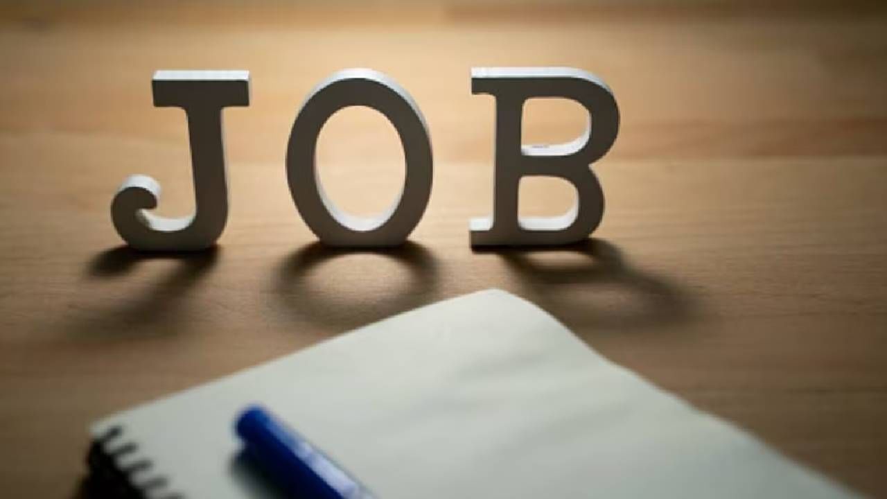 या भरती प्रक्रियेसाठी आपल्याला फक्त आणि फक्त ऑनलाइन पद्धतीने अर्ज ही करावी लागणार आहेत. upsssc.gov.in या साईटवर जाऊन आपल्याला अर्ज ही करावी लागणार आहेत. 