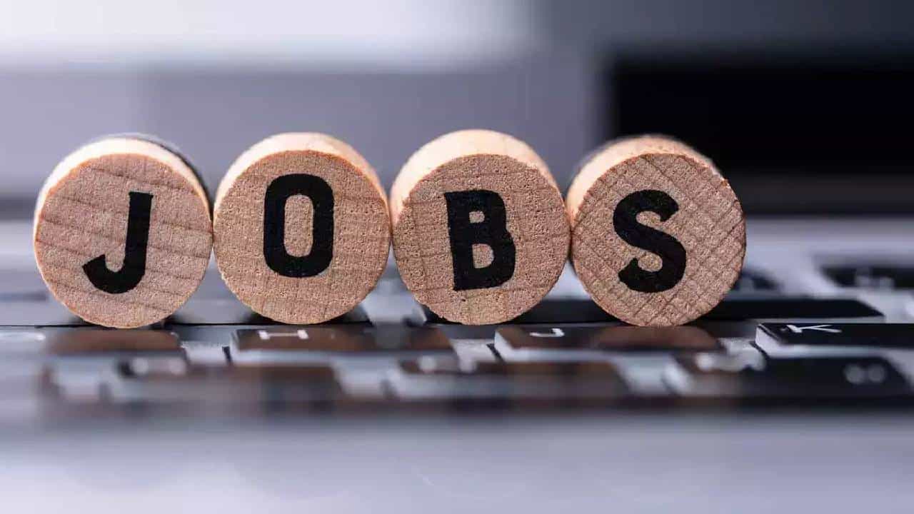 सरकारी नोकरीच्या शोधात असाल तर ही मोठी संधी तुमच्याकडे आहे. आरपीएससीकडून भरती प्रक्रिया राबवली जातंय. सहायक अभियोजन अधिकारी या पदासाठी भरती प्रक्रिया राबवली जातंय.