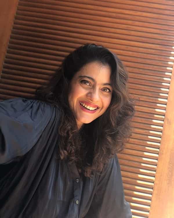 काजोल आज काजोल रुपेरी पडद्यापासून दूर असली, तरी चाहत्यांमध्ये मात्र कायम चर्चेत असते. सोशल मीडियावर देखील अभिनेत्री कायम सक्रिय असते.