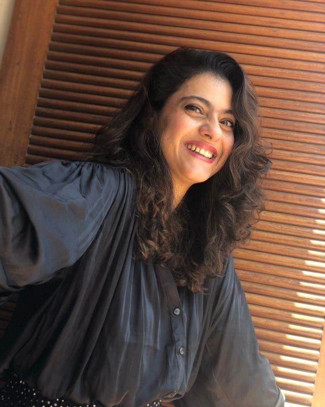 काजोल सोशल मीडियावर कायम सक्रिय असते सोशल मीडियावर तिच्या चाहत्यांची संख्या देखील फार मोठी आहे. कजोलची एक झलक पाहण्यासाठी चाहते उत्सुक असतात.