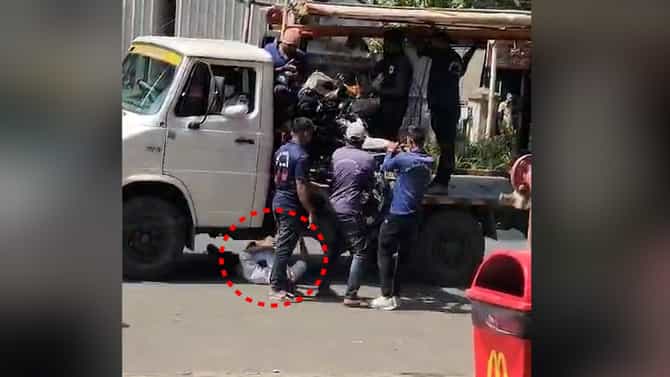 वाहतूक पोलिसांनी केली दुचाकी टो...मग चालकाने असे काही केले की पोलिसांना सोडून द्यावे लागले