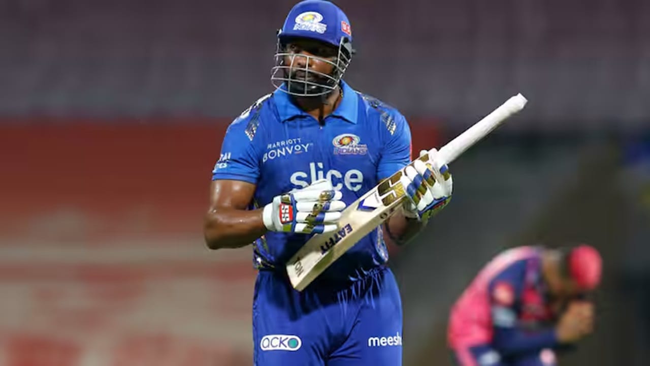 स्टार ऑलराउंडर किरॉन पोलार्ड याला मुंबई इंडियन्सने 2010 साली ऑक्शनद्वारे आपल्या ताफ्यात घेतलं होतं. तेव्हापासून ते निवृत्त होईपर्यंत पोलार्ड मुंबईसाठीच खेळला.